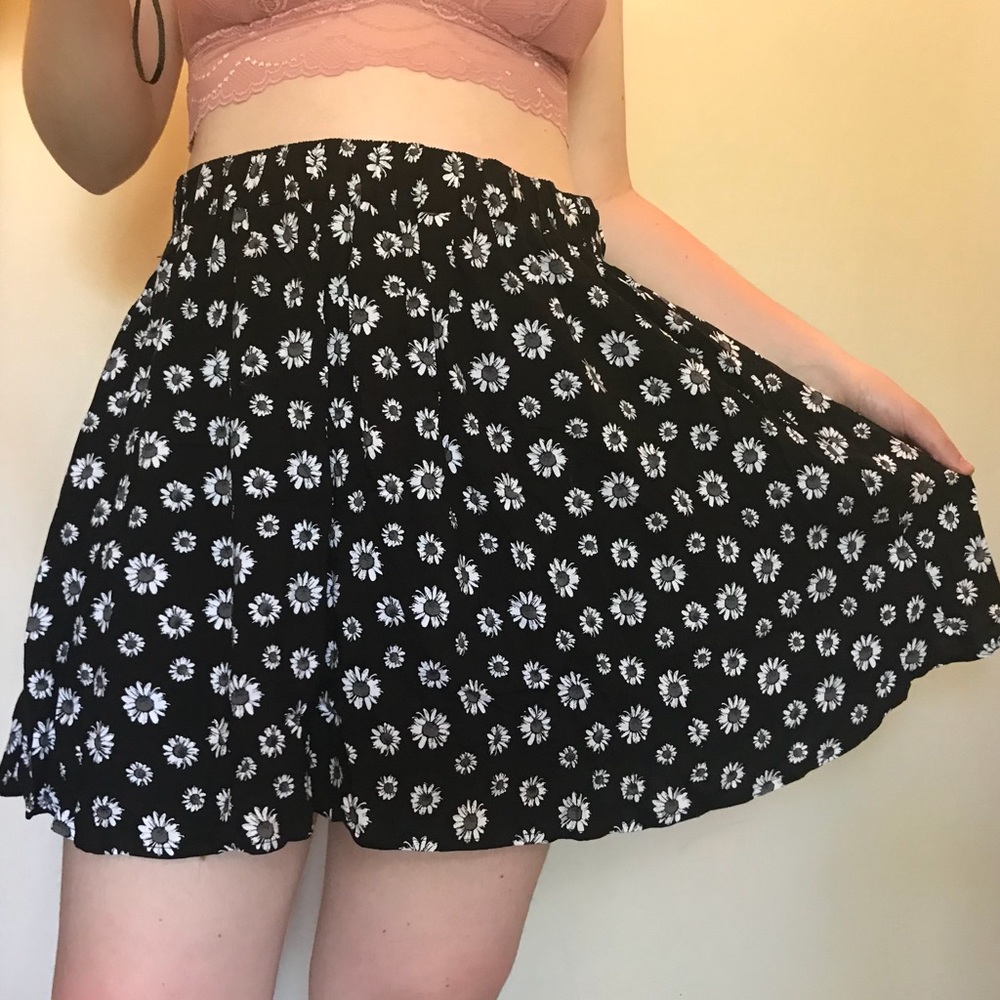 Hot Topic daisy skirt